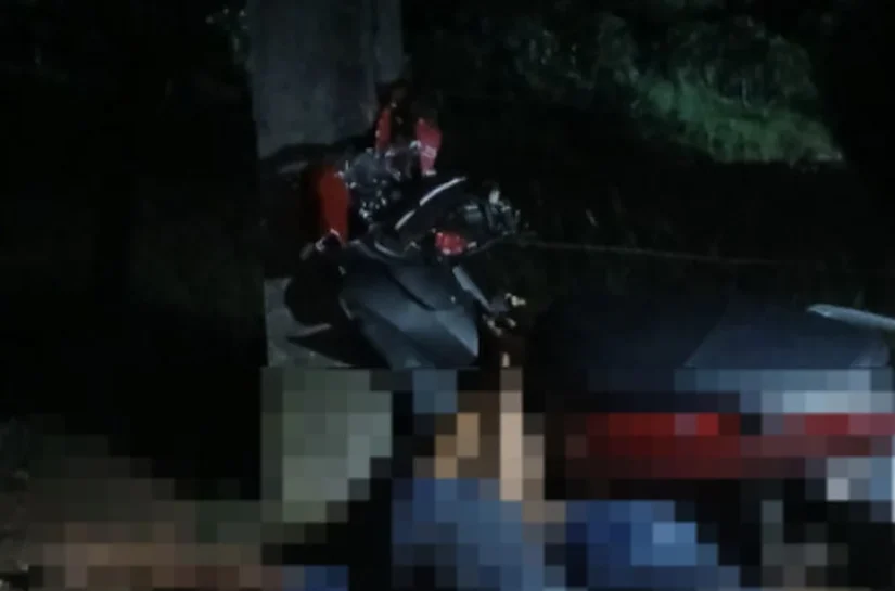 Casal de amigos morre abraçado depois de bater moto em poste, em Girau do Ponciano