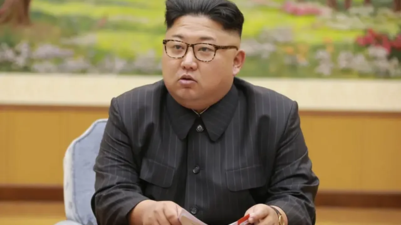 Líder norte-coreano supervisiona transferência de 250 lançadores de mísseis para fronteira