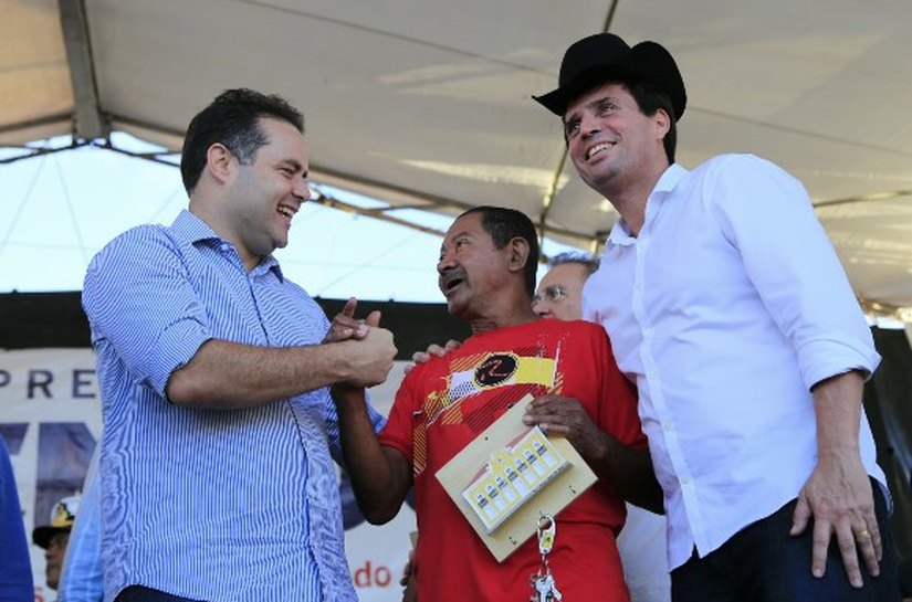 Renan Filho entrega 245 casas e destaca investimentos do governo em Penedo