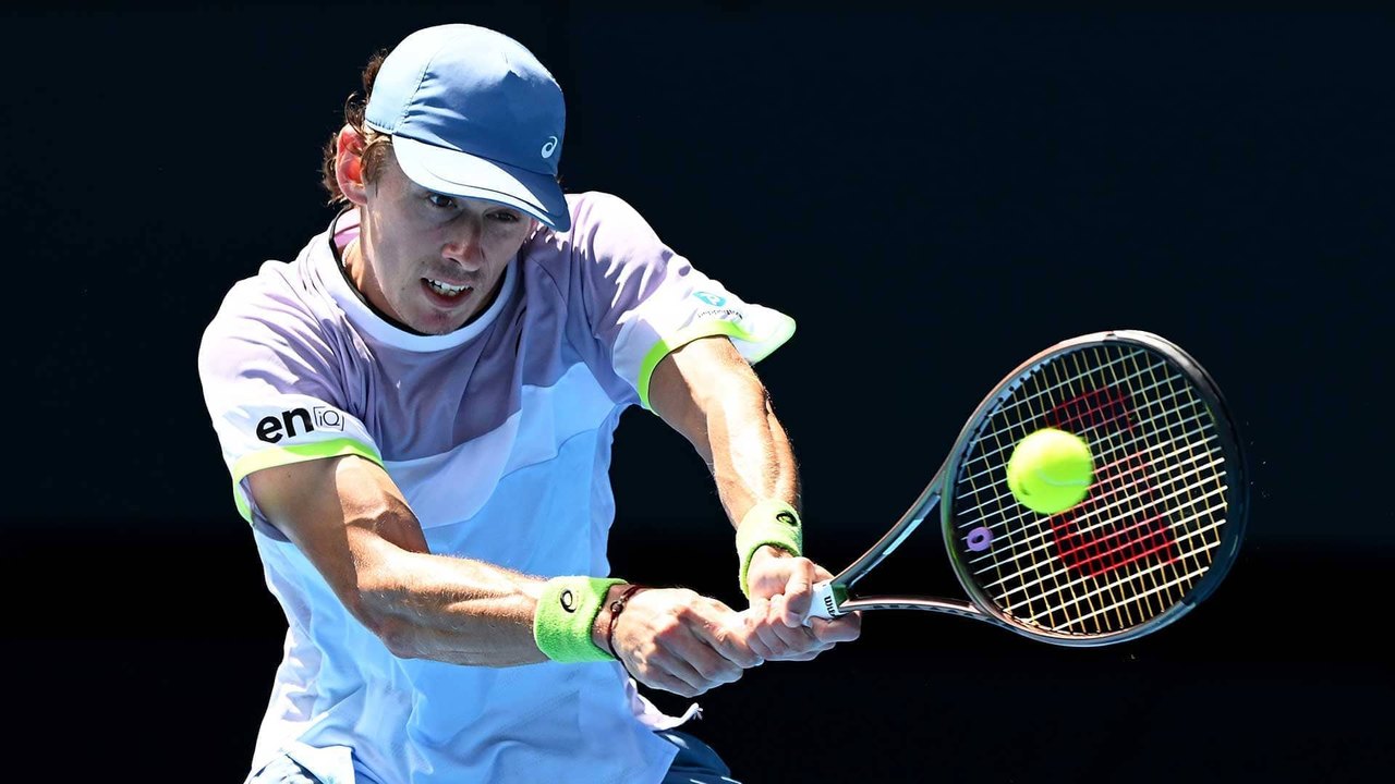De Minaur festeja triunfo sobre Djokovic: 'Venci o melhor de todos os tempos'