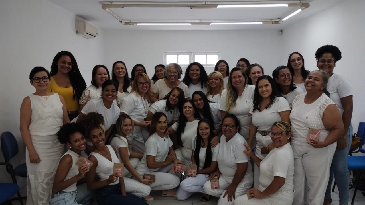 Curso de massoterapia oferecido pela Semudh capacita mulheres para o mercado de trabalho