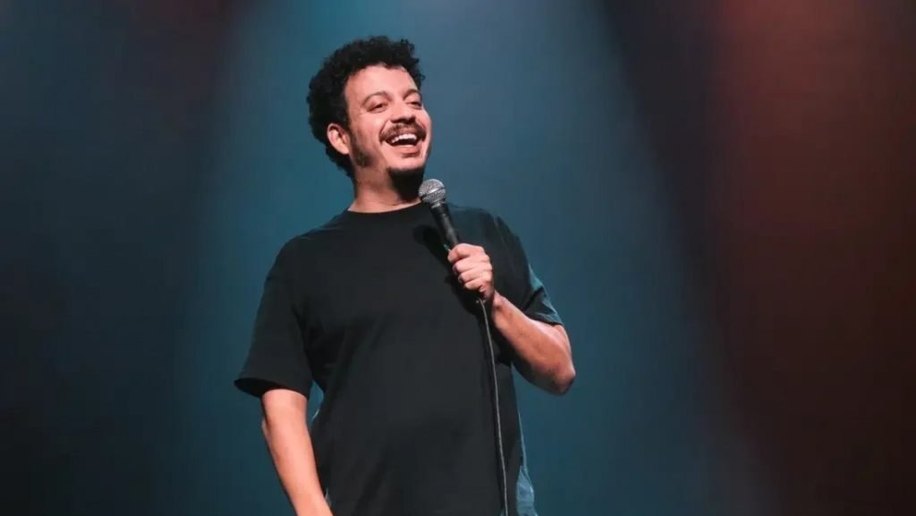 Com novo show solo, o comediante Rodrigo Marques volta a Maceió.