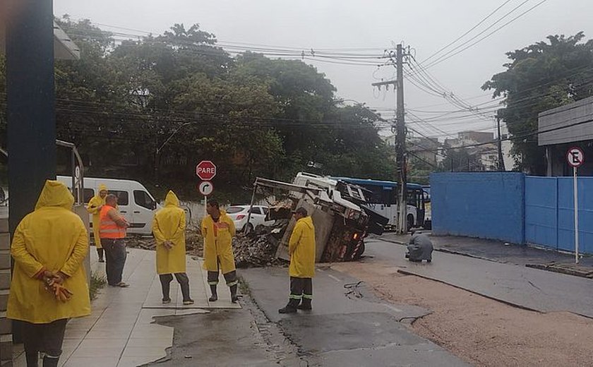 Caminhão afunda em rua do Farol e via fica interditada