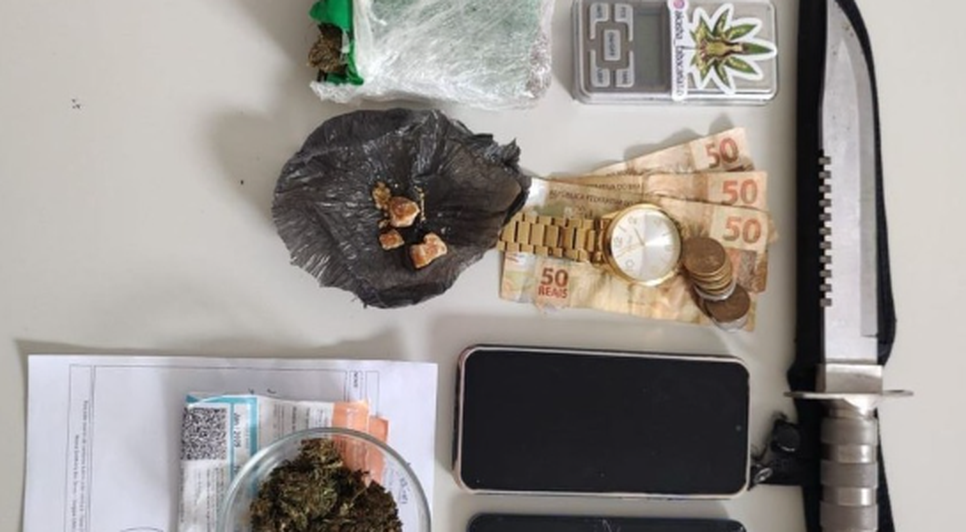 facas, dinheiro e drogas / Foto: Reprodução: Foto SSP