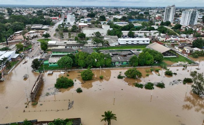 O nível do Rio Acre, que corta Rio Branco, transbordou e atingiu a marca de 17,42 metros