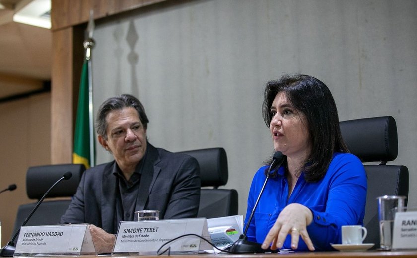 Haddad e Tebet apresentam quadro fiscal a Lula, que fica 'mal impressionado' com renúncias
