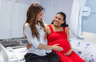Marina JHC conversa com gestantes em visita ao Hospital da Cidade