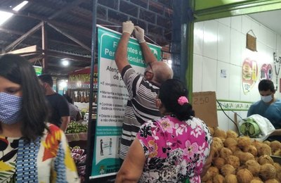 Mercados e feiras livres de Maceió recebem cartazes com orientações sobre covid-19