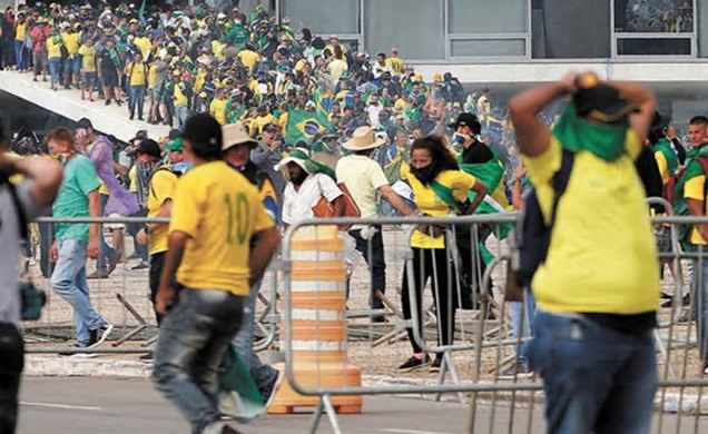 Invasores diante do Palácio do Planalto durante o 8 de janeiro de 2023 — Foto: Cristiano Mariz/08.01.2023