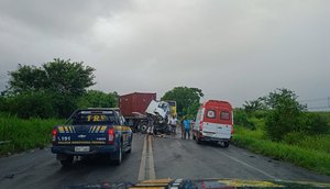 Dois motoristas morrem após colisão entre ônibus e carreta na BR-101 em Cristinápolis / Foto: Foto: PRF/SE