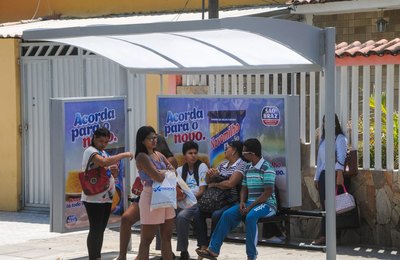 Prefeitura de Maceió avança na instalação de novos abrigos de ônibus 