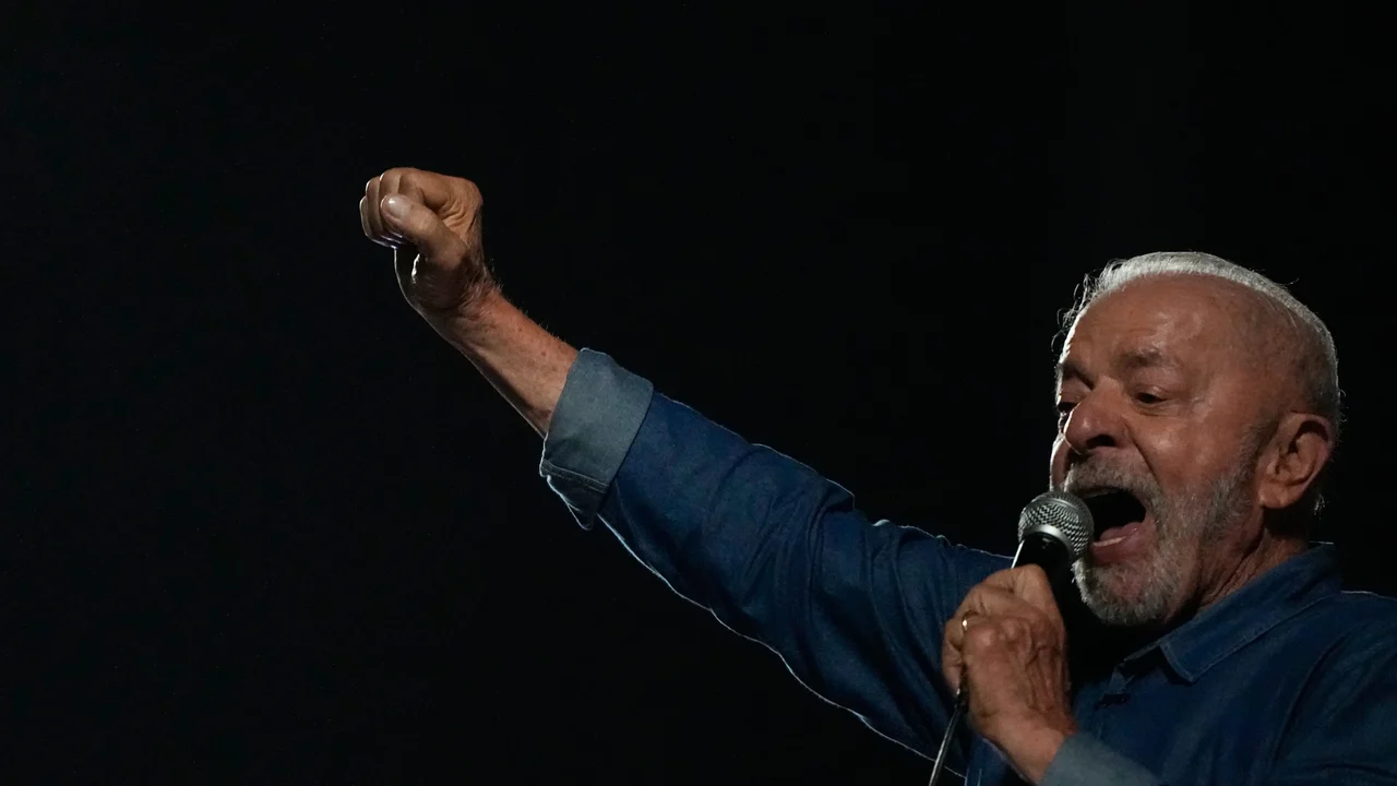 Lula garante a vitória nas eleições brasileiras, mas enfrenta contestações de Bolsonaro.