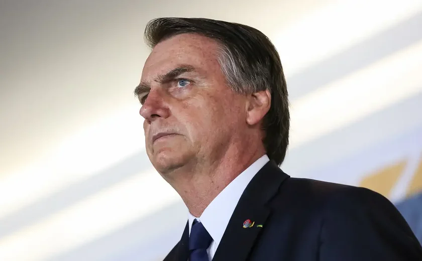 Bolsonaro está bem e hoje deve ser transferido para hospital em Brasília, diz filho
