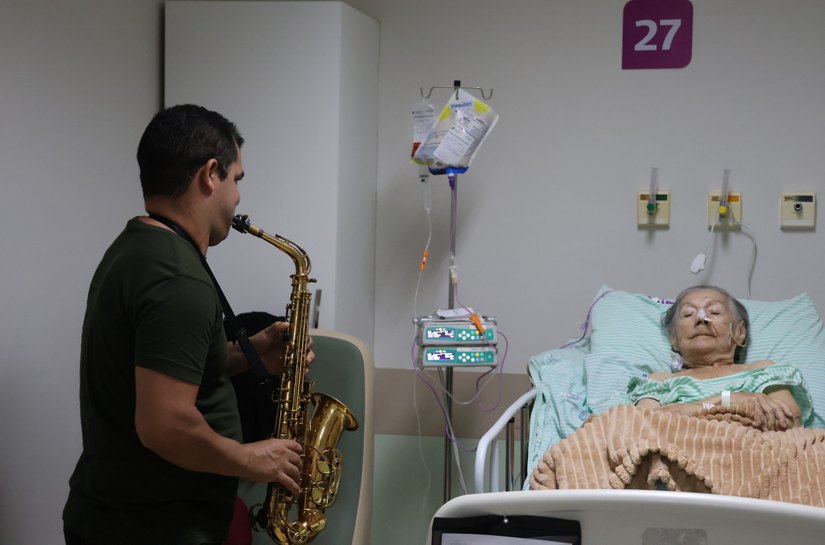 Música e afeto marcam homenagem a pacientes idosos na Semana dos Avós