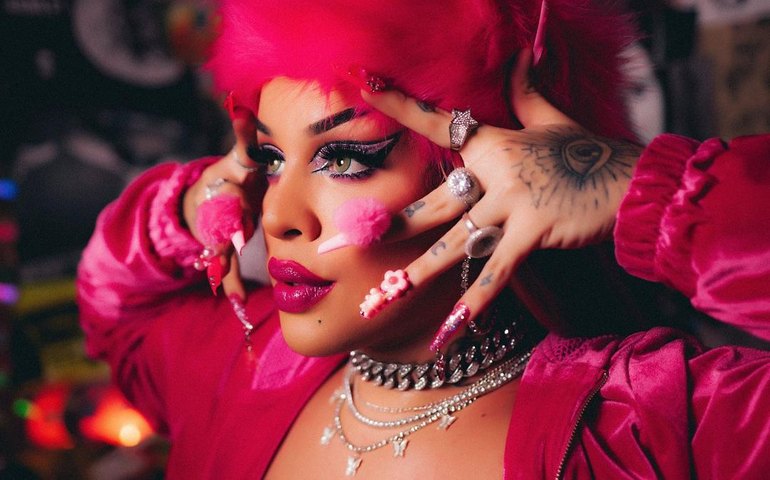 Gloria Groove imita Xanddy em &#8216;Show dos Famosos&#8217; e recebe elogio de Carla Perez