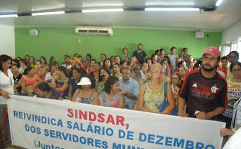 Servidores de Arapiraca realizam mobilização por salários atrasados
