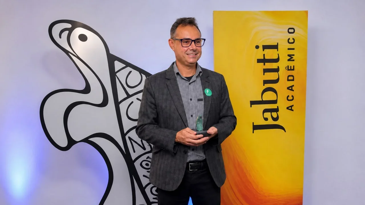 Professor do Cesmac, Fábio Lins, vence o Prêmio Jabuti Acadêmico 2026