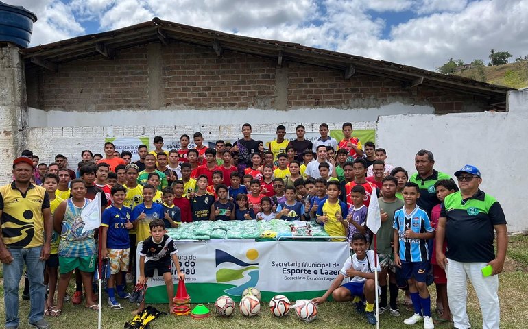 Santana do Mundaú: Atletas da escolinha Craques do Futuro ganham novos uniformes e materiais
