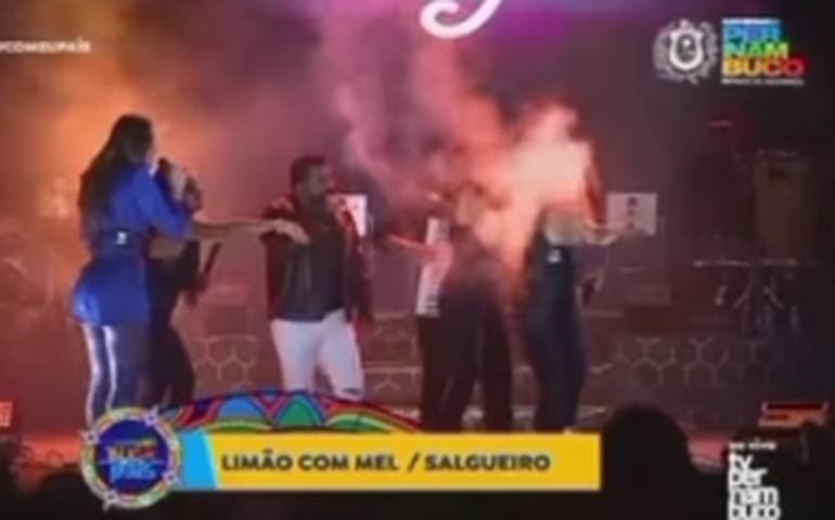 Backing vocal da banda Limão com Mel tem cabelo incendiado por jato de fogo durante show em Pernambuco