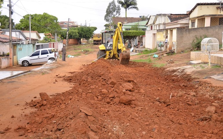 São Francisco recebe máquinas para pavimentação do bairro, em Palmeira