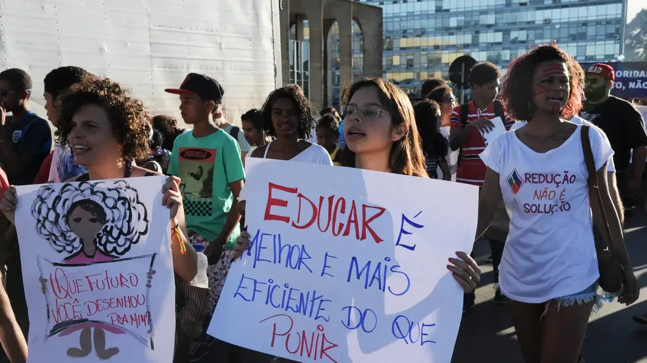 CCJ adia novamente análise da PEC que propõe redução da maioridade penal