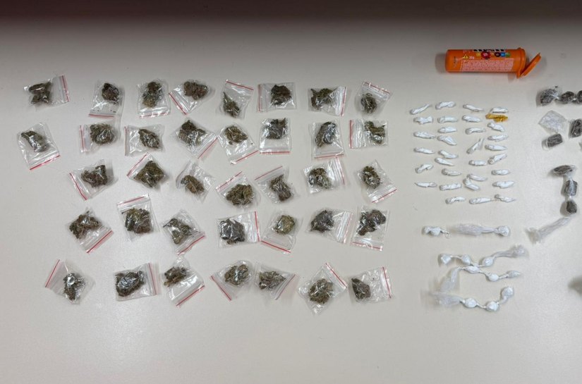 PM apreende mais de 25 kg de entorpecentes e um veículo com suspeitos