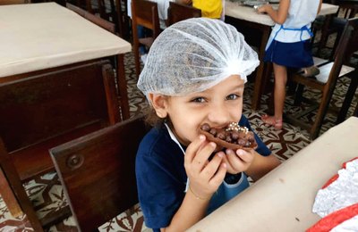 Crianças do Serviço de Convivência do Lar São Domingos participam de oficina de ovos de Páscoa