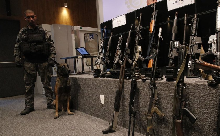 Ações da PM apreendem fuzis, metralhadoras e drogas no Rio de Janeiro
