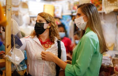 Primeira-dama visita artistas alagoanos na Feneart