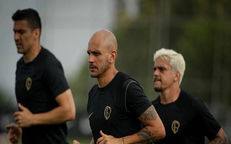 Com camisa nova e reforços, Corinthians treina pela primeira vez no CT
