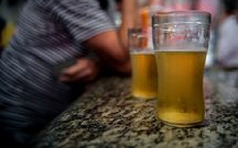 Alcoolismo é a principal causa de afastamento do trabalho por uso de drogas