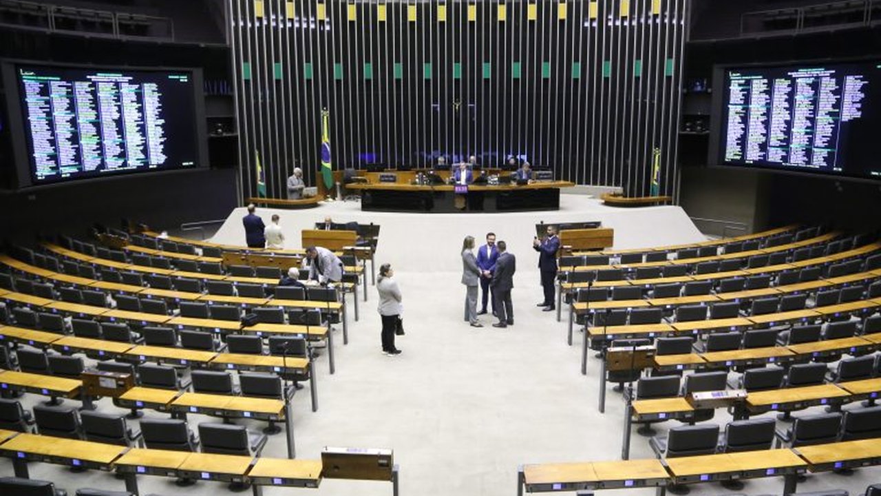 Isenção do IR: Câmara aprova urgência do projeto de lei em votação simbólica