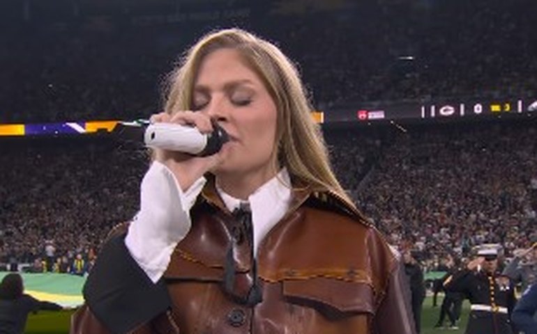Luísa Sonza protagoniza momento romântico com o namorado durante jogo da NFL em São Paulo