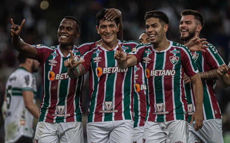 Com 2 de Willian, Flu goleia Coritiba e dorme na vice-liderança do Brasileirão