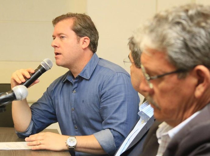 Marx garante R$ 10 mi para urbanização da orla da praia de Jacarecica