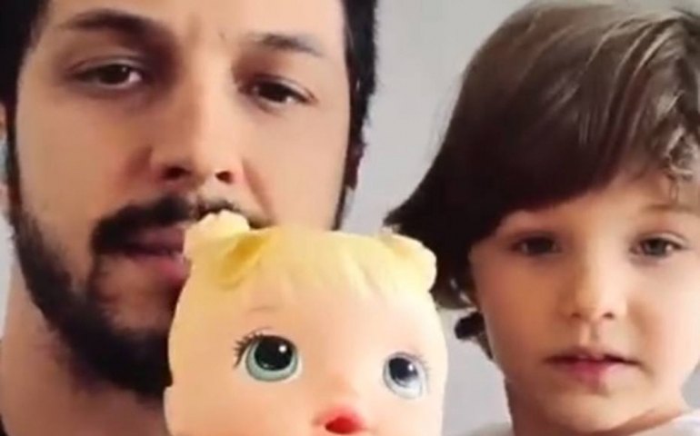 Romulo Estrela fala sobre filho brincar com boneca: ‘existe tabu’