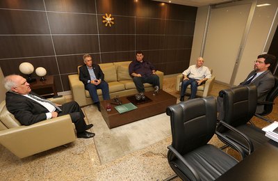 Otávio Praxedes discute novas parcerias com os cartórios