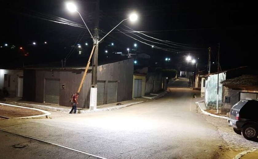 Prefeitura de Branquinha conclui instalação de lâmpadas de LED no centro da cidade