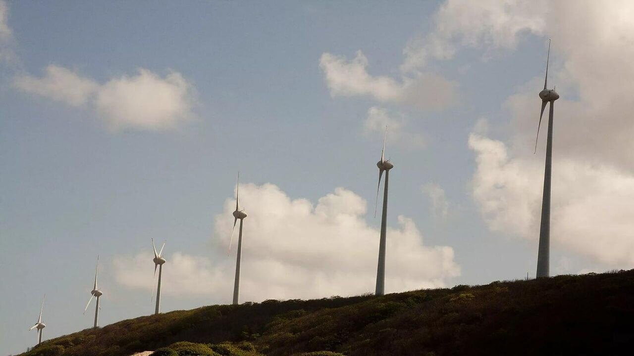 Brasil tem um dos menores custos de energia renovável e uma das contas de luz mais caras, diz agência