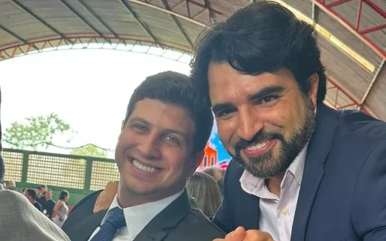 Em Angelim, João Campos enfatiza importância do apoio de Douglas Duarte: 'Aonde eu estiver, quero você do meu lado'