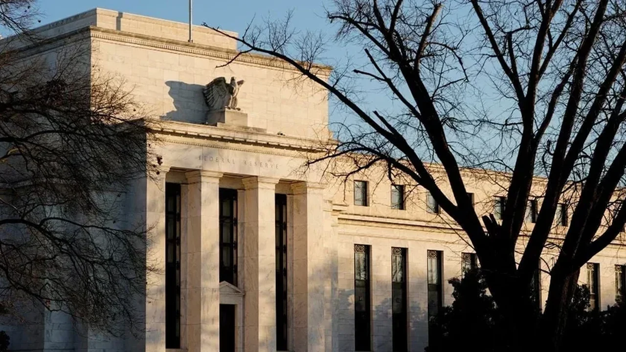 Mercado reduz levemente ainda majoritária chance de Fed cortar juros em setembro, após ata