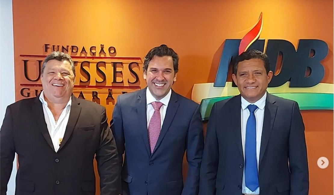 Em Brasília, prefeito coloca ex-deputado 'debaixo do braço' como provável nome para 2024  