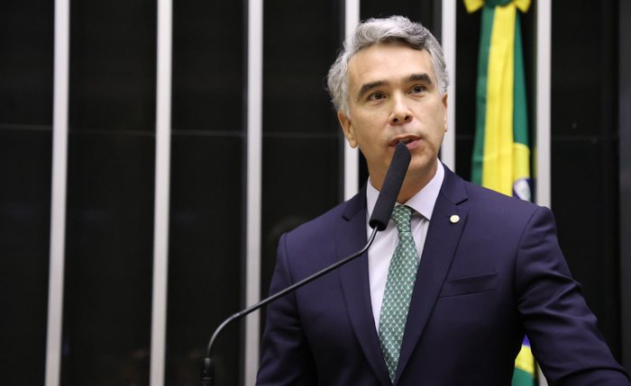 Rafael Brito defende revisão urgente do cálculo do piso nacional dos professores