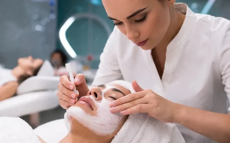 Especialista destaca técnicas como peeling e orienta sobre cuidados adequados para melhorar a saúde e a aparência da pele