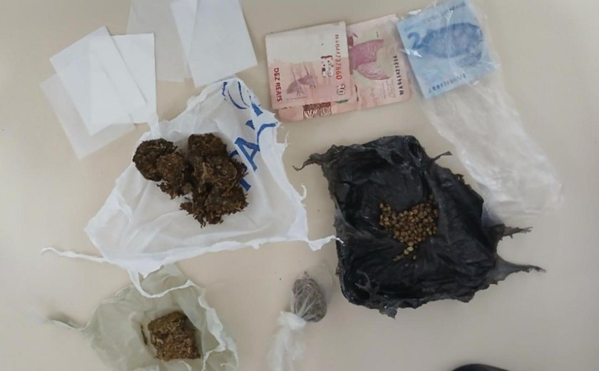 Operação da PM apreende armas, drogas e prende quatro suspeitos em Penedo