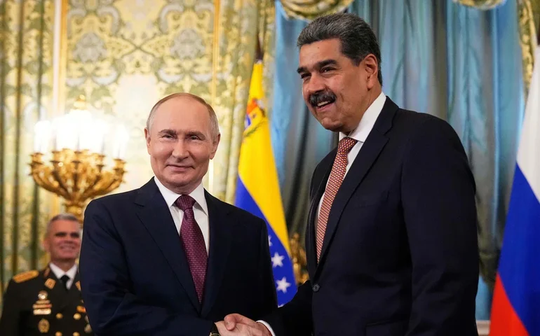 A ação militar dos EUA na Venezuela é vista como uma bênção e uma maldição para Putin, da Rússia.