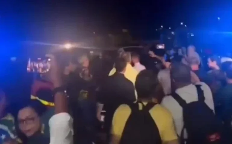 Vigília de apoiadores de Bolsonaro termina em tumulto após discurso polêmico