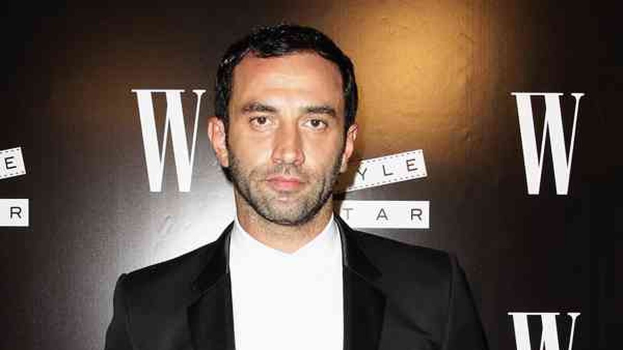 Sob a nova direção do italiano Riccardo Tisci, Burberry atualiza ícones