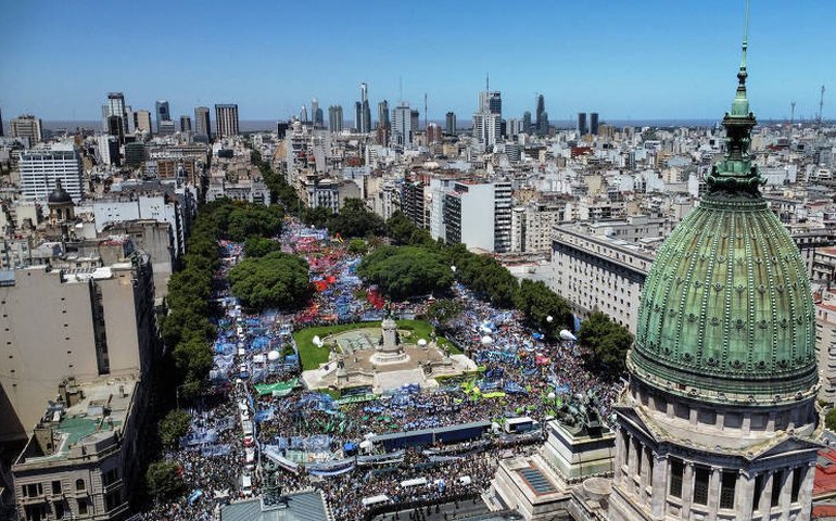 Greve convocada pela oposição reúne multidão contra reformas de Milei