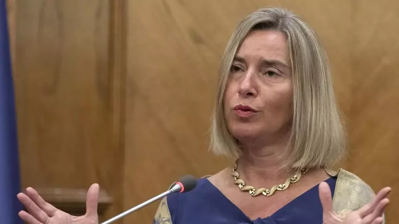 Investigada, ex-chanceler da Itália renuncia a cargo de reitora
